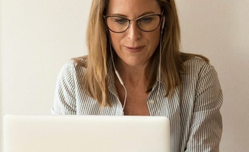 linkedin-sales-navigator-wS73LE0GnKs-unsplash (1)