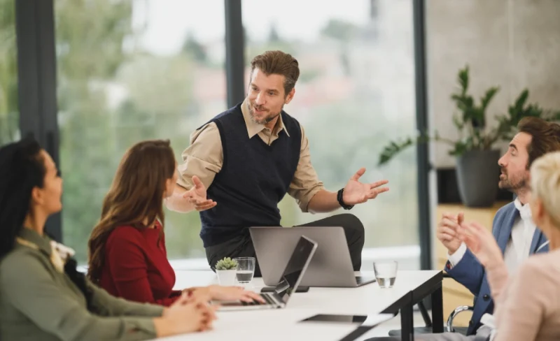 business-people_IDYMLGDH3I